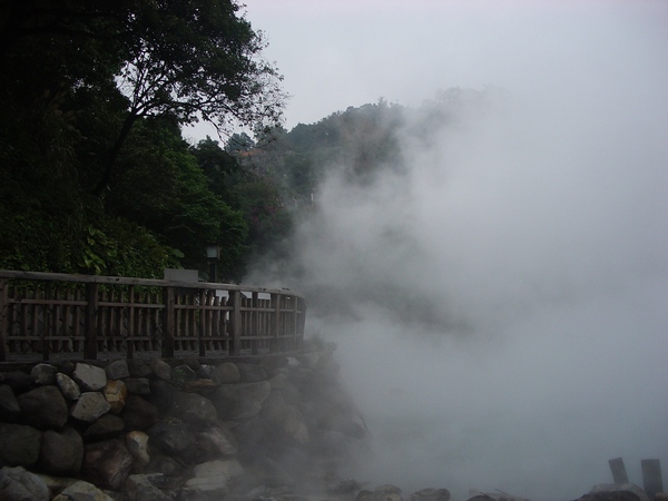 地熱谷蒸氣煙霧瀰漫的景色