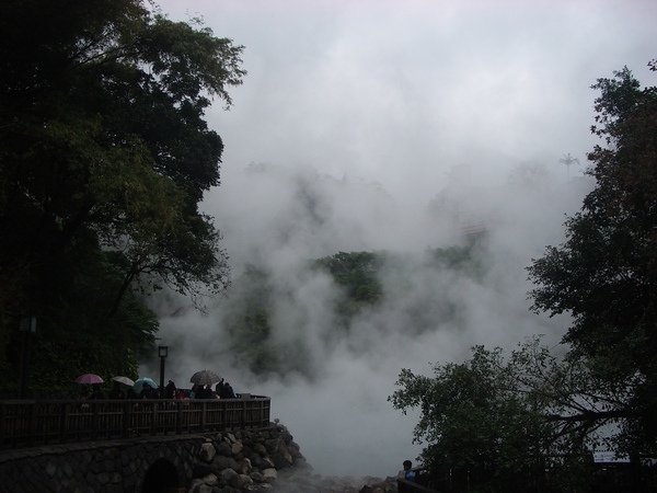 地熱谷蒸氣煙霧瀰漫的景色