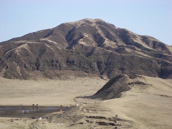 火山口附近光禿禿的山丘