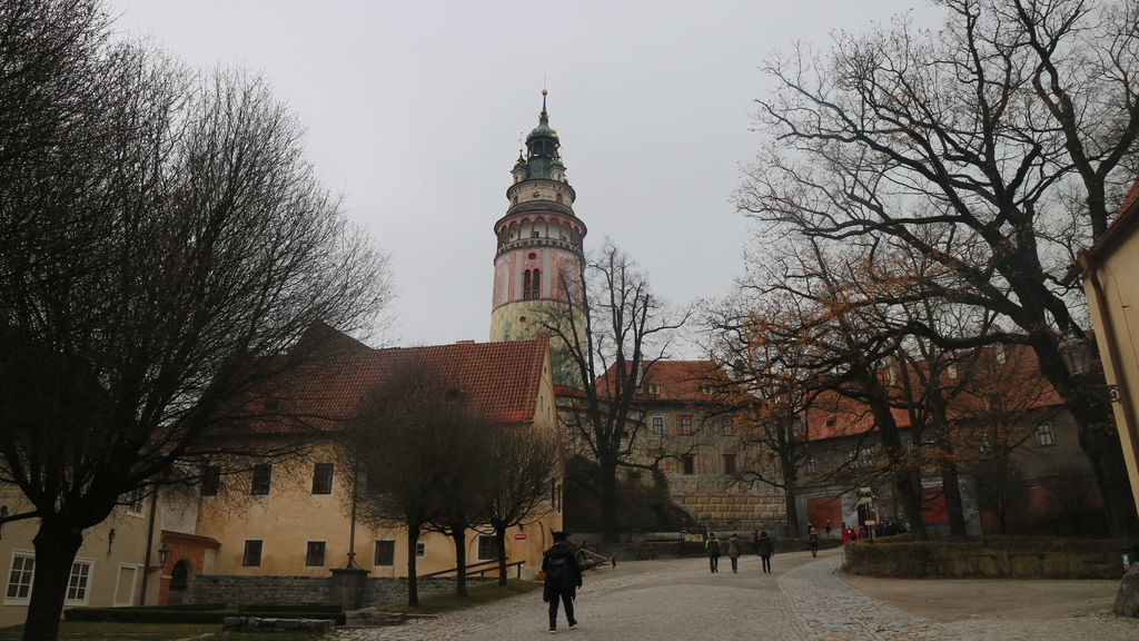 20171116 (96) 眺望建於西元1257年的彩繪城堡塔(Castle tower) [克魯姆洛夫鎮(Krumlov)].JPG