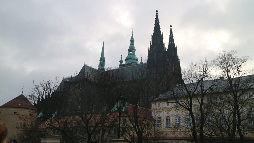 20171118 (2) 聖維特大教堂(St. Vitus Cathedral)的2座尖塔高97m [布拉格(Prague)].JPG