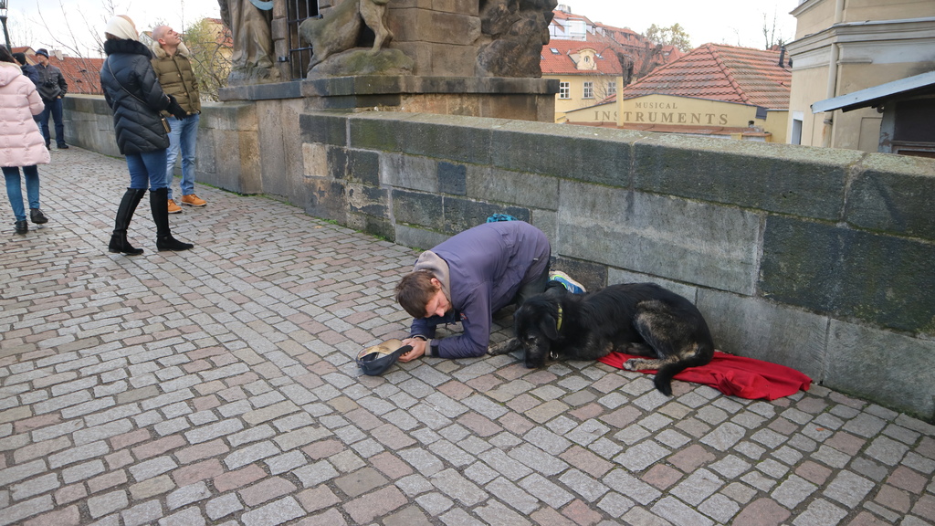 20171118 (93) 查理士大橋(Karluv most)上的乞丐 [布拉格(Prague)].JPG