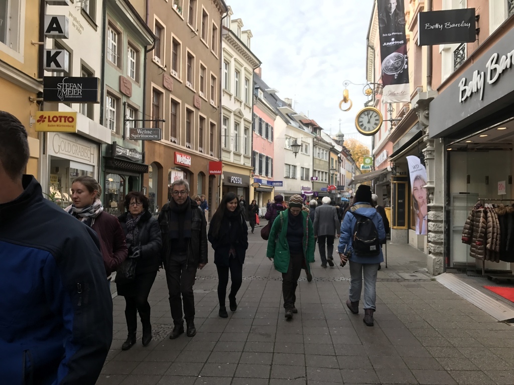 20161104 (26)  Freiburg 弗來堡大教堂附近的商店街.JPG