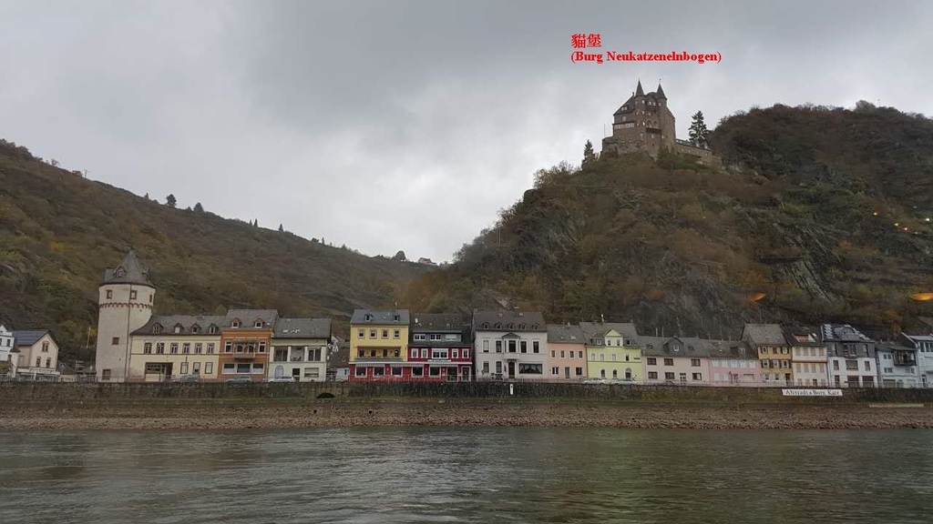 20161108 (54A) 聖高爾豪森小鎮 (St Goarshausen) 後方山麓上的是貓堡 (Burg Neukatzenelnbogen).JPG