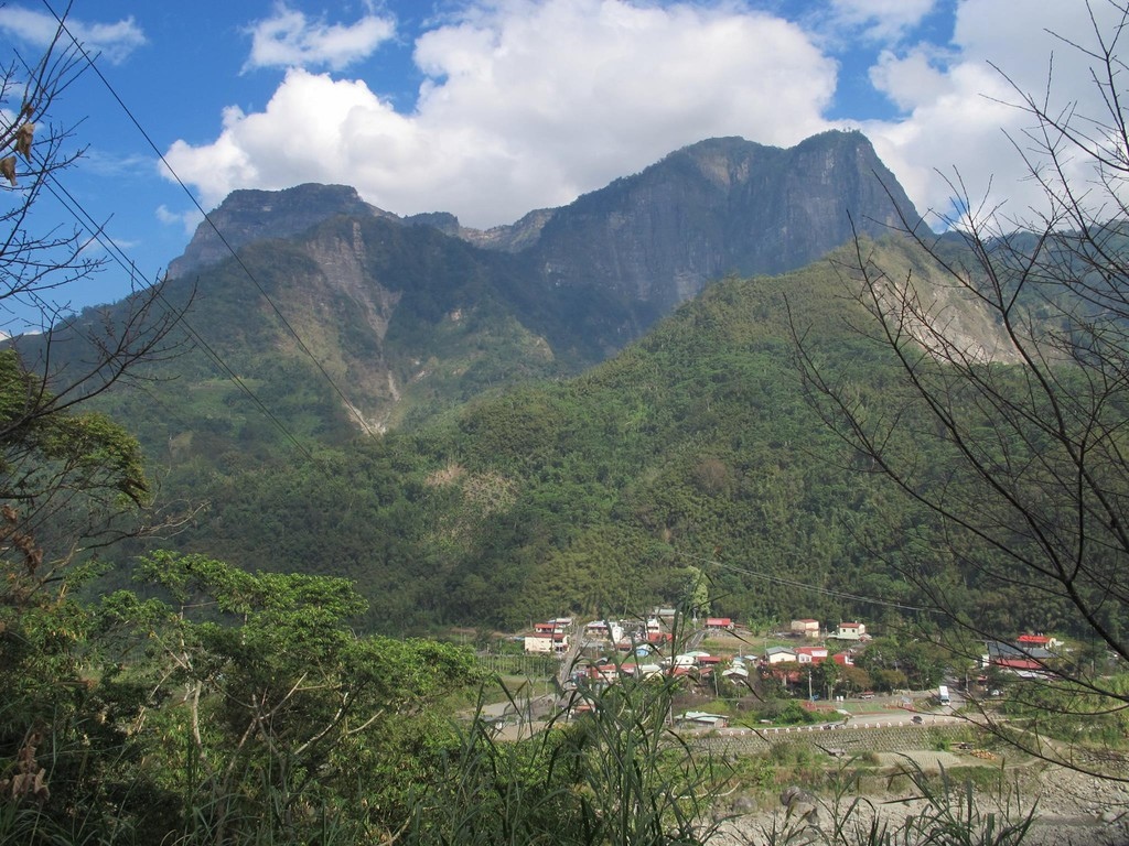 20111112 (7) 小塔山(H2484m)-大塔山(H2663m) %26; 來吉部落 [20111112 網路照片].jpg