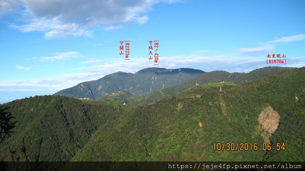 20161030 (9A) 台14甲公路3km處 [由山林茶舍餐廳陽台眺望 關刀山(H2017m)--守關山(H2323m)--守城大山 (H2420m) 其右前方是名列埔里六秀之一的 南東眼山 (H1876m)].JPG