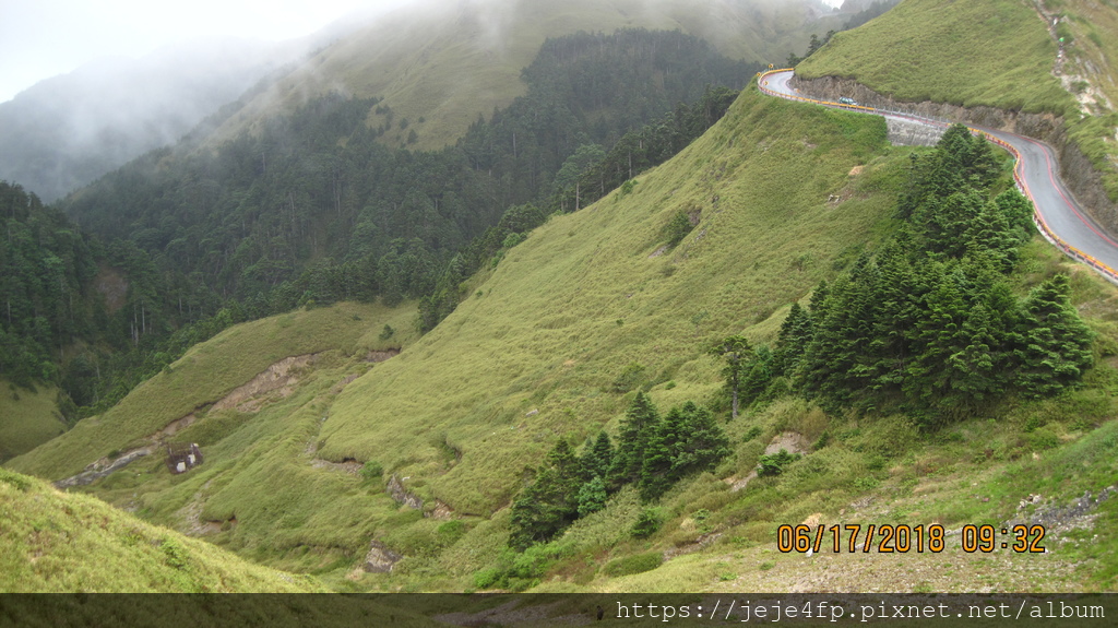 20180617 (24) 由合歡尖山登山步道俯瞰山谷中廢棄的設施.JPG