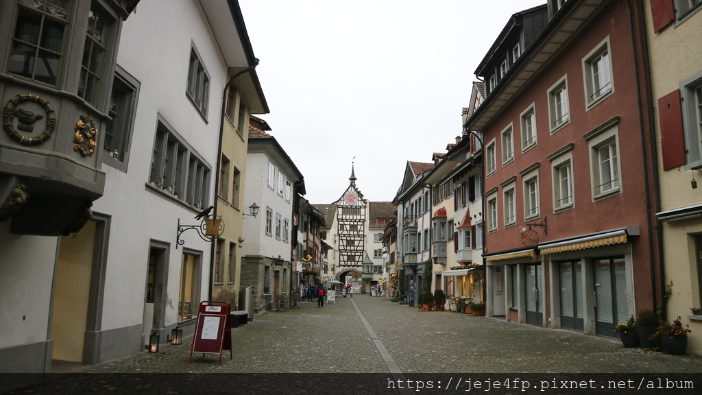 20181115 (284) 鐘樓城門內的街景 [施泰因(Stein am Rhein)].JPG