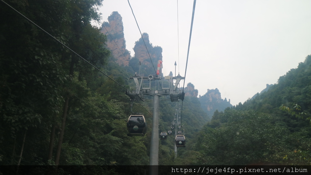 20190925 (70) 搭乘天子山索道上山途中.JPG