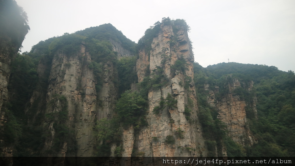 20190925 (120) 搭乘天子山索道上山途中.JPG