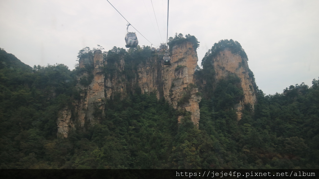 20190925 (122) 搭乘天子山索道上山途中.JPG