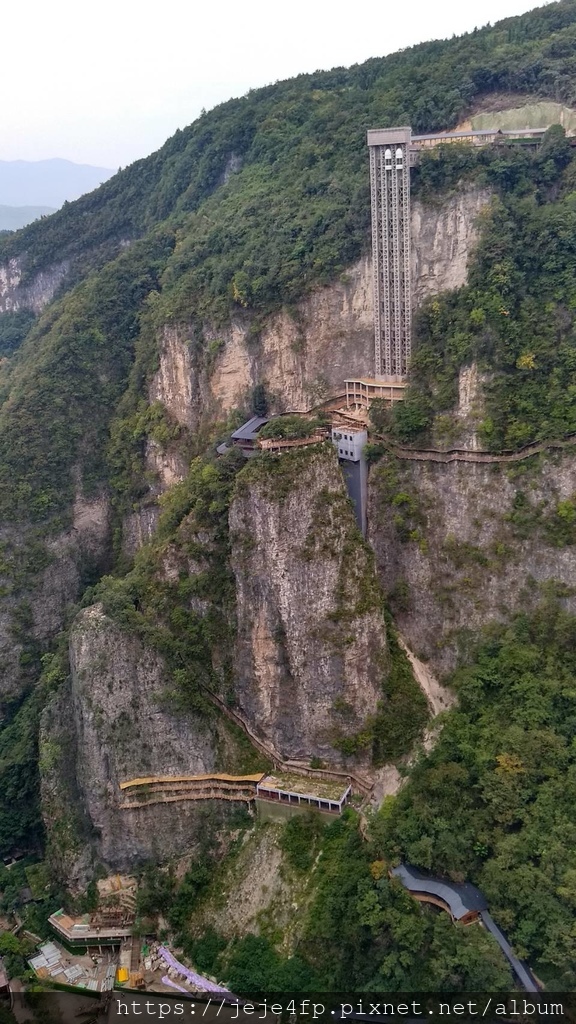 20190925 (812) 由雲天渡玻璃橋眺望尋寶電梯.jpg