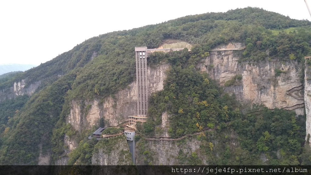 20190925 (800) 由雲天渡玻璃橋眺望尋寶電梯.jpg