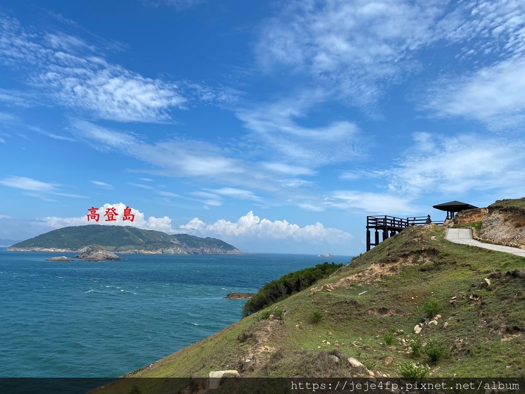 20200830 (630a) 中央偏左遠後方為高登島 [大坵島].jpg