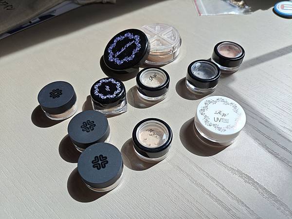 礦物粉底新手入坑｜瑞秋懷恩 vs Lilylolo 實測心得