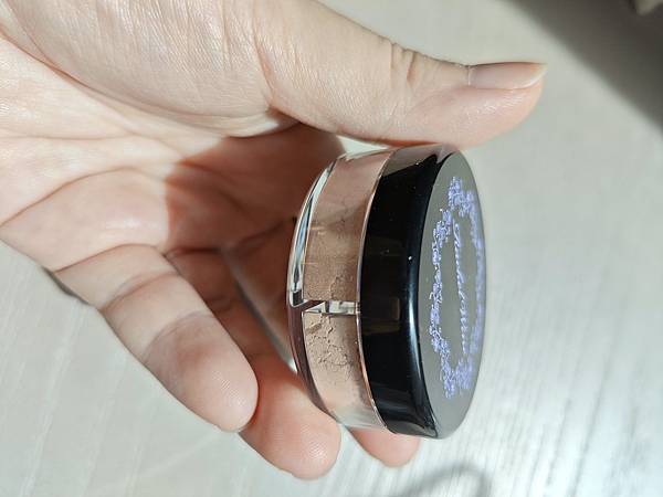 礦物粉底新手入坑｜瑞秋懷恩 vs Lilylolo 實測心得