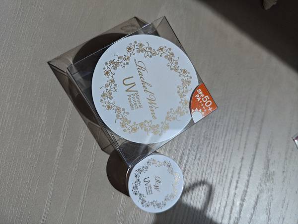 礦物粉底新手入坑｜瑞秋懷恩 vs Lilylolo 實測心得