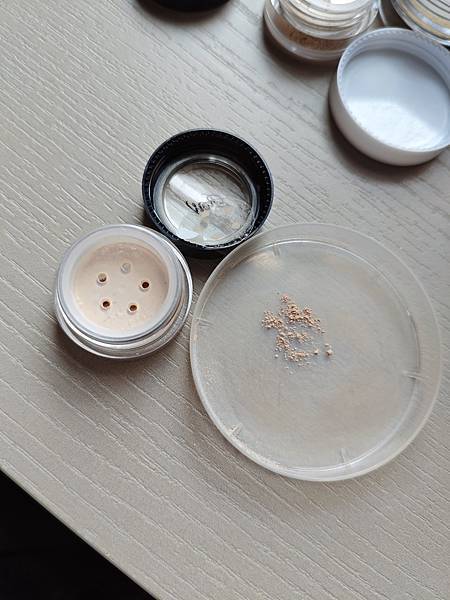 礦物粉底新手入坑｜瑞秋懷恩 vs Lilylolo 實測心得