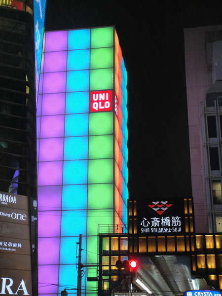 UNIQLO~LED牆 超屌ㄉ