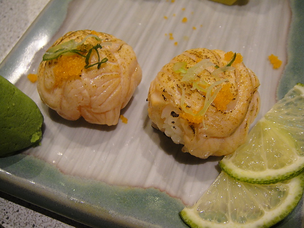 高喵喵特製....鮭魚壽司~超好吃!! 高喵喵特製....鮭魚壽司~超好吃!!