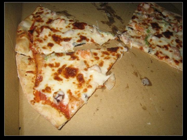 快被嗑完的海鮮Pizza 快被嗑完的海鮮Pizza