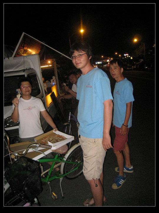 5個人嗑2個Pizza 5個人嗑2個Pizza