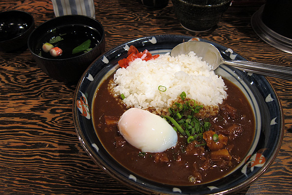 牛肉咖哩+溫泉蛋 牛肉咖哩+溫泉蛋