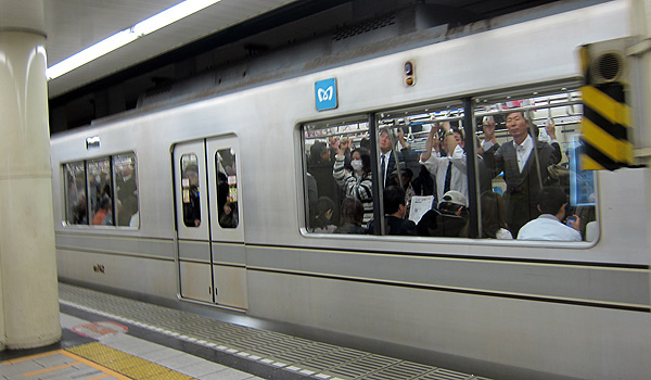 擁擠的電車 擁擠的電車