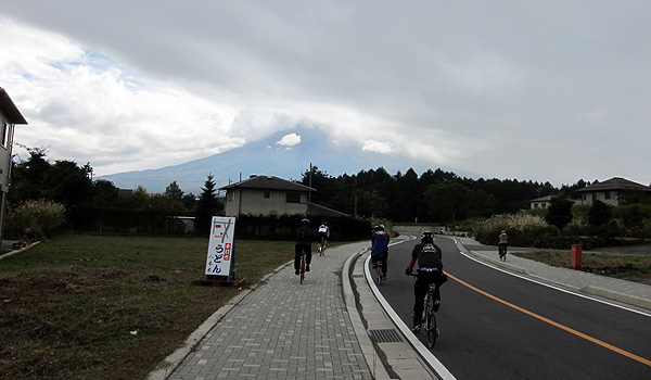 富士山被雲擋住了