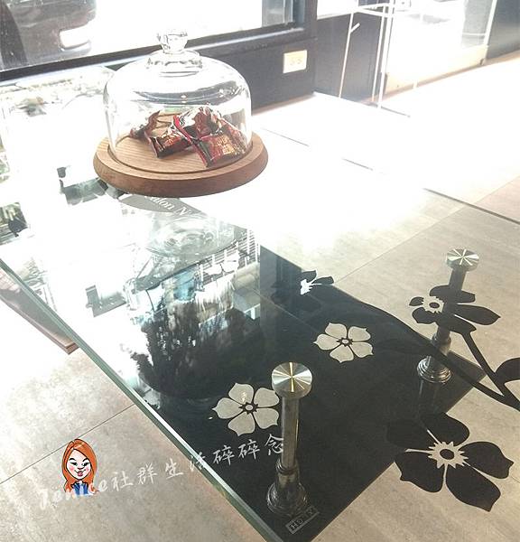 VIF染髮_待客區桌子.jpg VIF染髮_待客區桌子.jpg