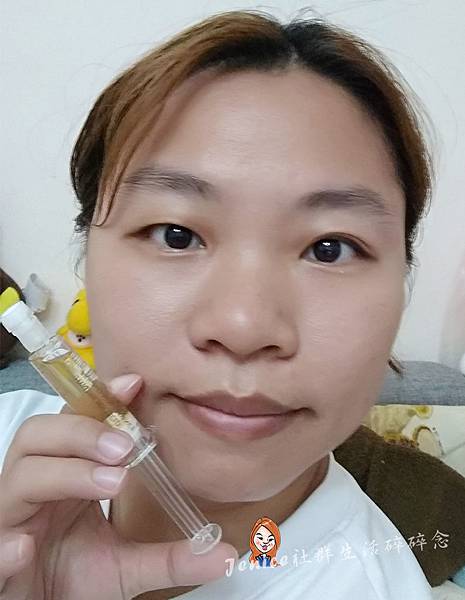 DrJing靓亮活顏水光精華_與產品合照.jpg DrJing靓亮活顏水光精華_與產品合照.jpg
