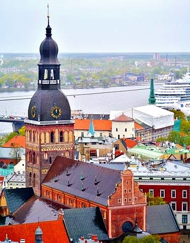 Riga_Petrikirche_Blick_vom_Turm_zum_Dom_3-1.jpg