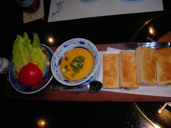 沙拉、厚片烤麵包和特製的沾醬