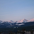 第二天：飯店外面的景色，夕陽照在山頭上