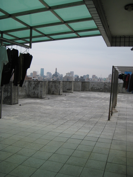 Rooftop laundry area 2.jpg