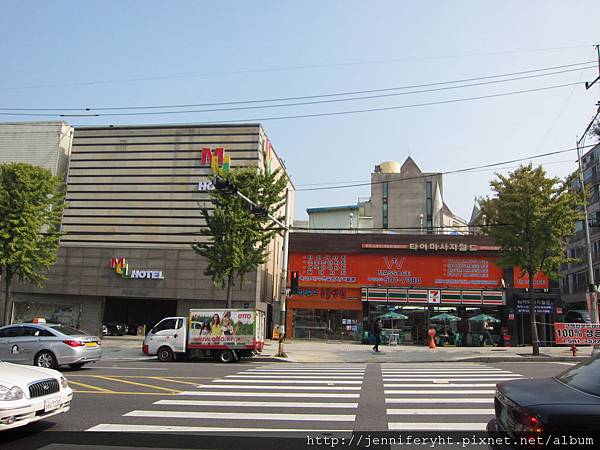 走到一半會看到對面有一個HOTEL和7-11 走到一半會看到對面有一個HOTEL和7-11