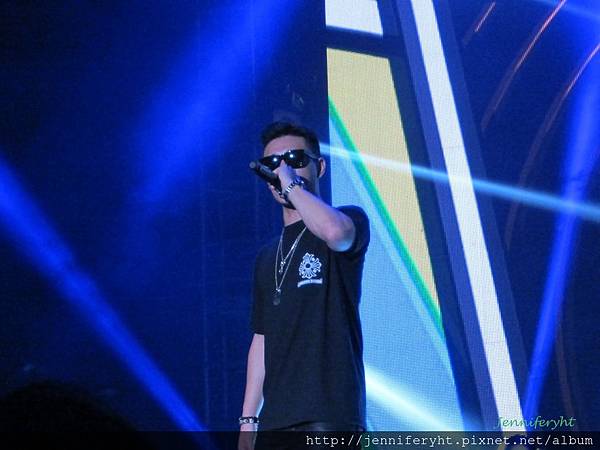 Gary把外套脫掉了 Gary把外套脫掉了