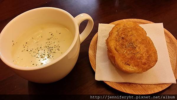 法式蔬菜濃湯和香料大蒜麵包 法式蔬菜濃湯和香料大蒜麵包