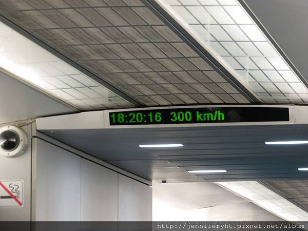 時速300km喔~很穩,只是有點吵 時速300km喔~很穩,只是有點吵