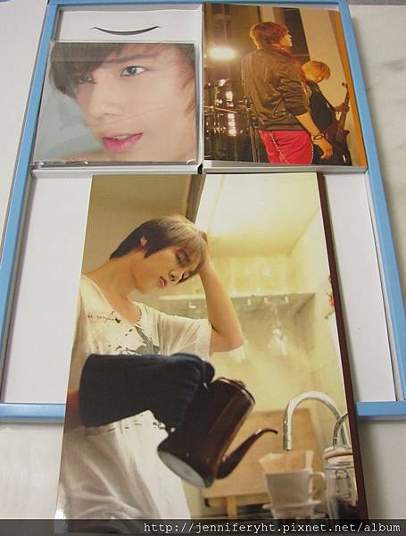 左-DVD 右-Fanbook 下-寫真集 的背面 左-DVD 右-Fanbook 下-寫真集 的背面