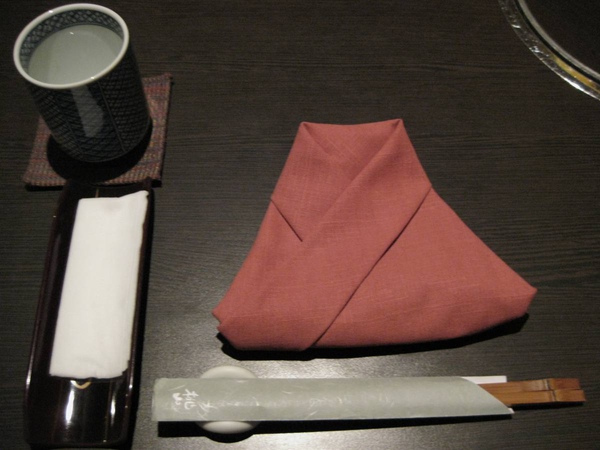 折成和服領的餐巾 折成和服領的餐巾