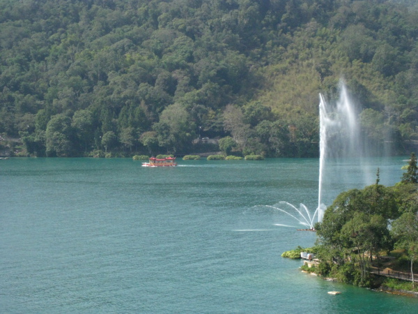 另一家飯店前的噴水造景