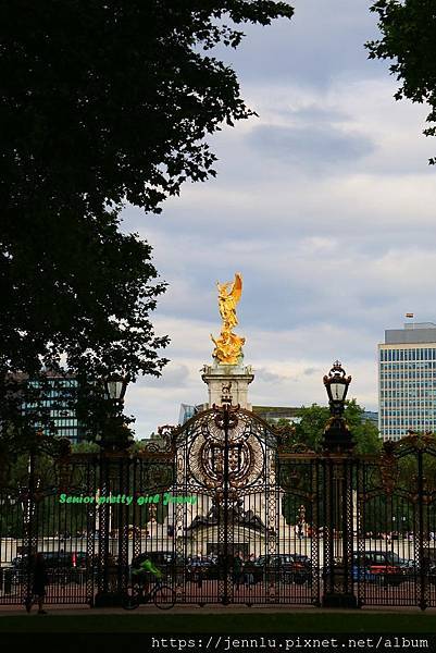 7 3 Buckingham Palace (1).JPG