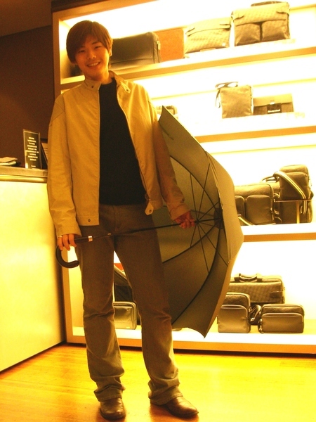 米色皮夾克+雨傘