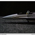 機頭側面來看看,此款F-16是採用凹線模,所以之後要入墨線會方便很多~