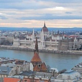 佩絲端坐落於多瑙河旁的國會大廈