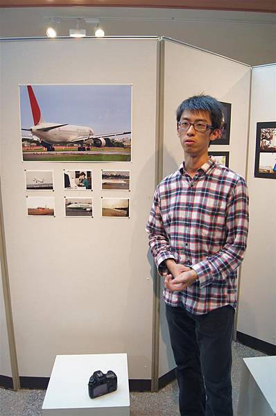 前任社長李承遠以他拍飛機的照片參展