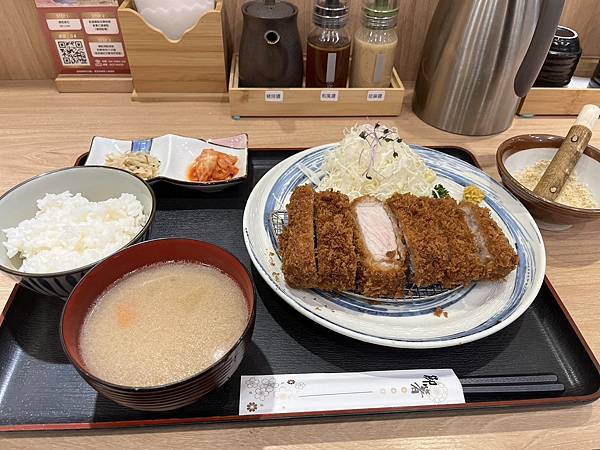 松山小巨蛋美食【富士豬排】(附菜單)超厚切炸豬排定食！豬里肌