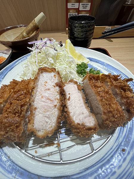 松山美食二訪【富士豬排】(附菜單)超厚的日式炸豬排定食.本人