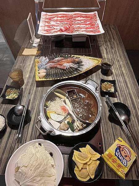 【肉老大頂級肉品刷刷鍋】中山錦西店.打卡就送肉盤但口味還是超